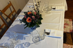 Deko-weiss-eingedeckt-im-Mostkrug-rotated